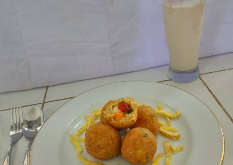 6Cara Membuat Bola-bola nasi goreng dan jus strawberry yang Nikmat