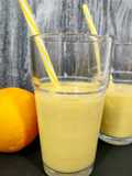 Smoothie de naranja y plátano con cúrcuma