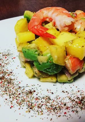 Une photo de Tartare de crevettes, mangue et avocat