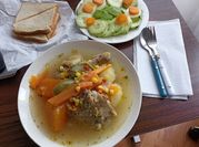 Una foto de sopa de pollo