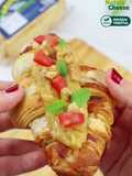 Croissant recheado com queijo Gruyère vegano NatuCheese