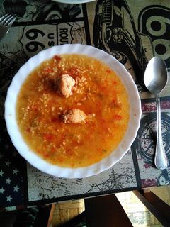 Una foto de Arroz con pollo caldoso