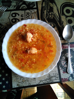 Una foto de Arroz con pollo caldoso
