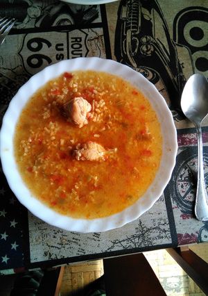 Una foto de Arroz con pollo caldoso