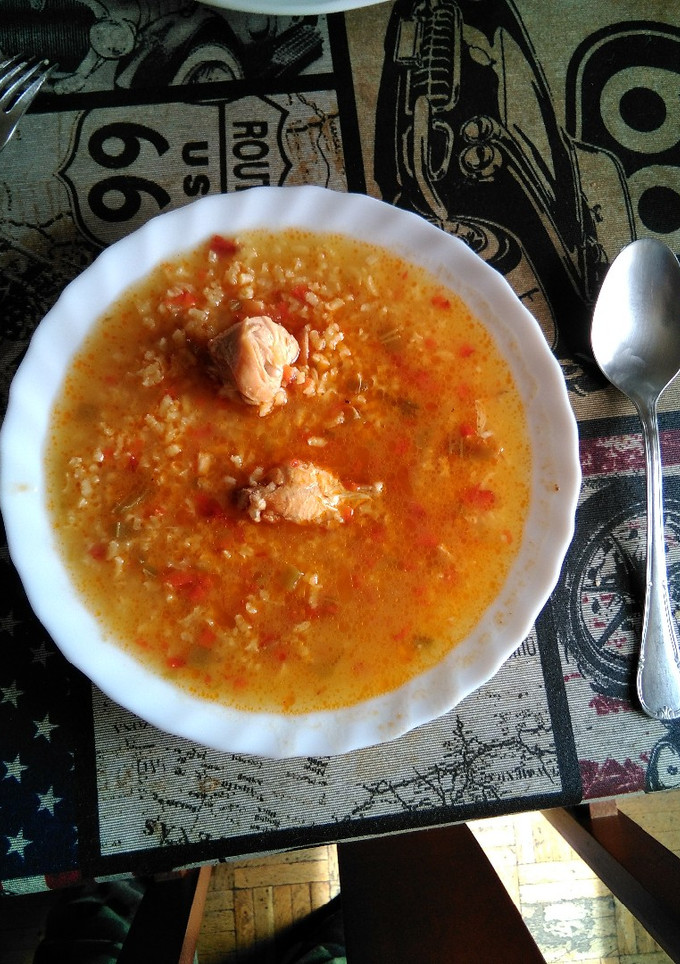 Una foto de Arroz con pollo caldoso