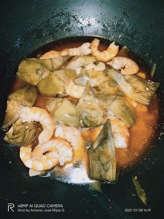 Una foto de Spaghettis con alcachofas y langostinos 🦐🦐