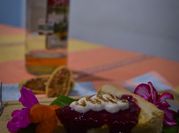 Una foto de crema pastelera con frutos rojos