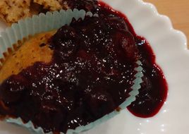 Diós-fehércsokis muffin és áfonyaöntet