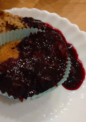 Diós-fehércsokis muffin és áfonyaöntet recept fotója