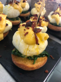Una foto de Huevos benedictinos con kale