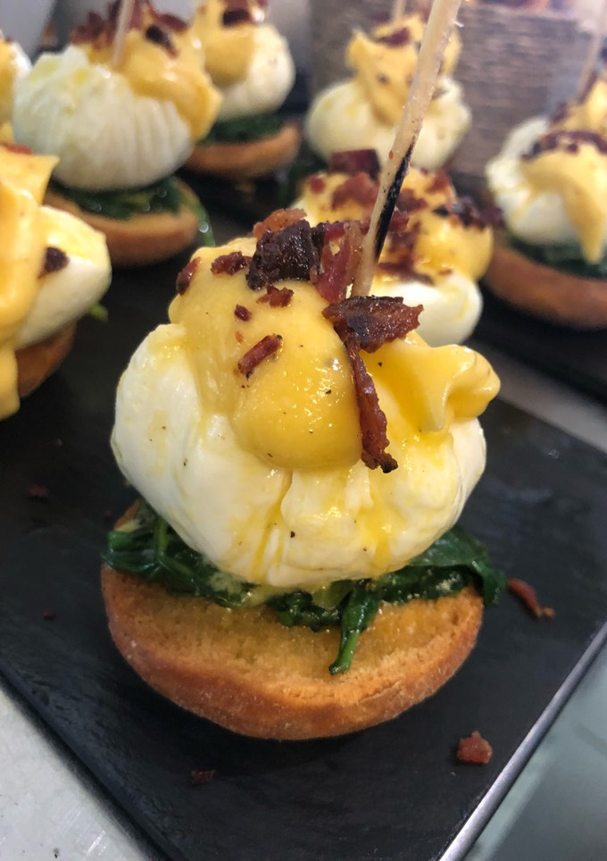Una foto de Huevos benedictinos con kale
