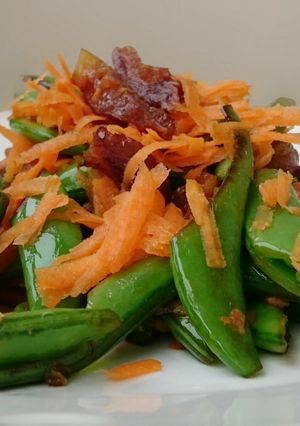 A picture of Sugar Snap Pea And Carrot With Preserved Duck.