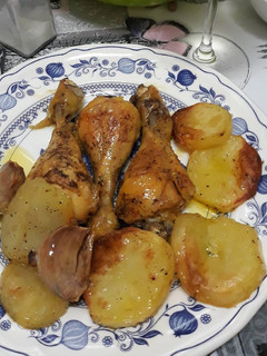 Una foto de Pollo al ajillo con patatas