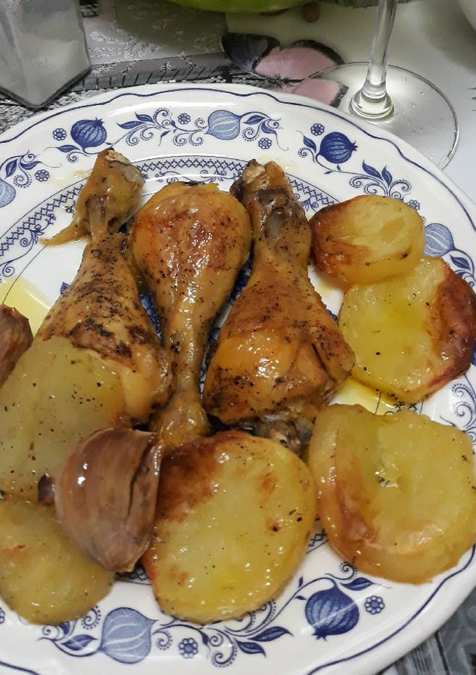 Una foto de Pollo al ajillo con patatas