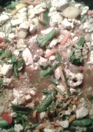 A picture of ramen stir fry.