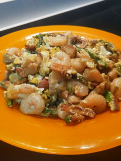 Una foto de Revuelto de setas, espárragos y gambas