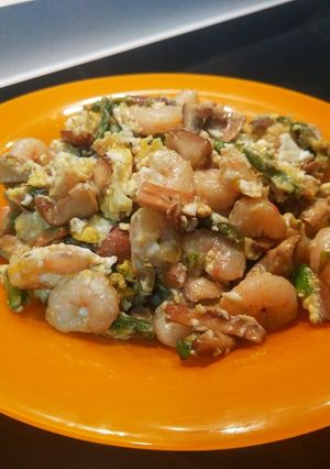 Una foto de Revuelto de setas, espárragos y gambas