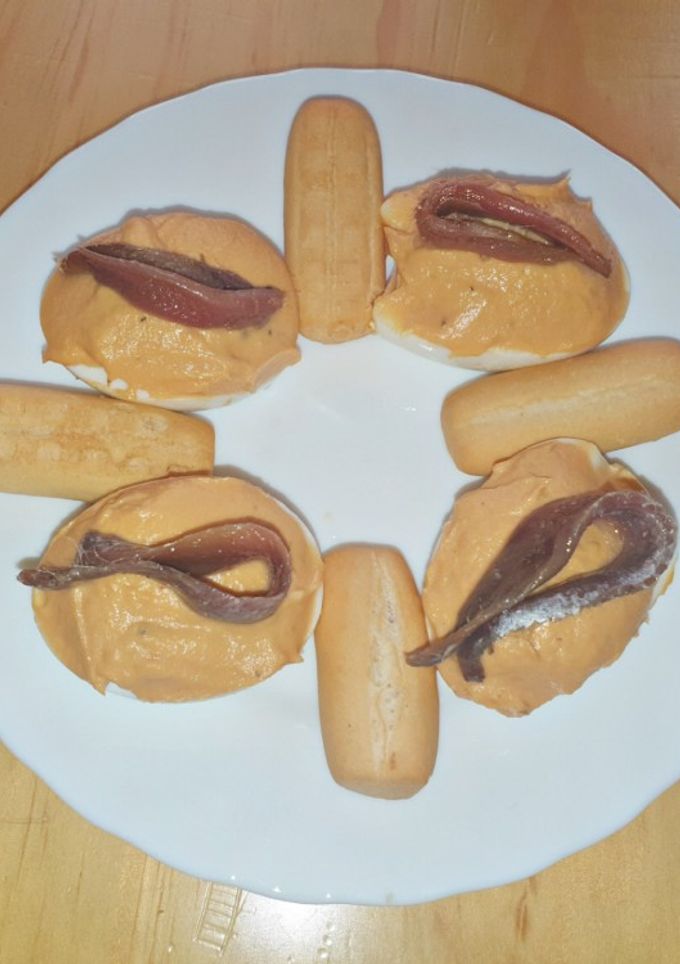 Una foto de Canapé de huevo con atún