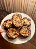 Galletas de almendras, coco y semillas con base de chocolate