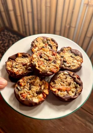 Una foto de Galletas de almendras, coco y semillas con base de chocolate
