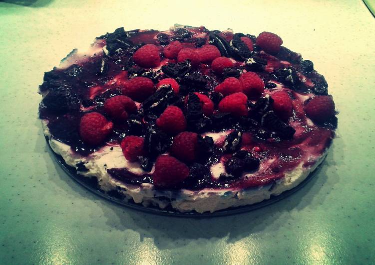 Oreo Cheesecake With Raspberries & Blueberry Syrup