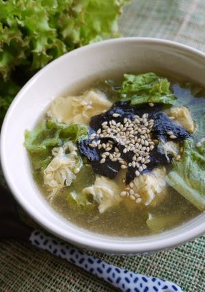 A picture of Chinese Soup with Lettuce and Egg in 5 Minutes.