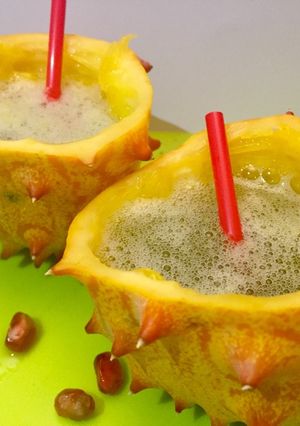 Une photo de Cocktail au kiwano / grenade / rhum