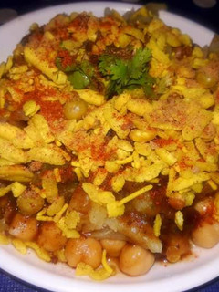 स्वीट पोटैटो, काबुली चना की चाट (Sweet potato kabuli chana chaat recipe in Hindi) रेसिपी मुख्य फोटो