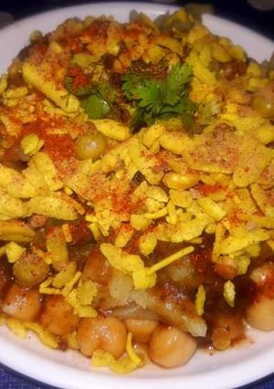 स्वीट पोटैटो, काबुली चना की चाट (Sweet potato kabuli chana chaat recipe in Hindi) रेसिपी मुख्य फोटो