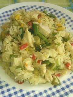 Una foto de Arroz con verduras y pollo