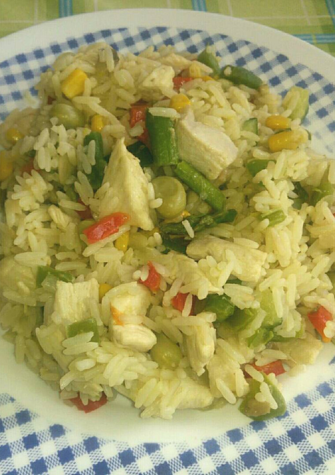 Una foto de Arroz con verduras y pollo