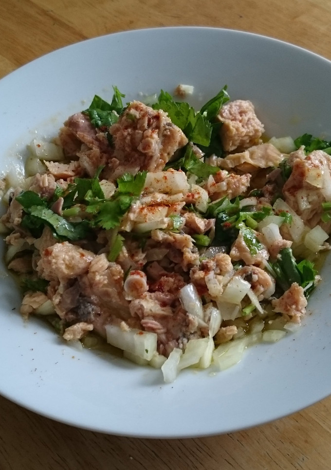 A picture of Salmon in Olive oil and Onion.