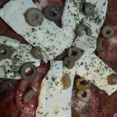 Una foto de Pizza de harina multicereal vegetariana 😋😊💜