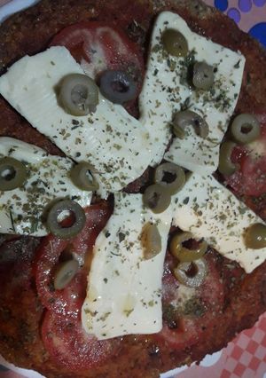Una foto de Pizza de harina multicereal vegetariana 😋😊💜