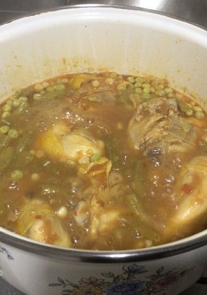 Una foto de Pollo con verduras