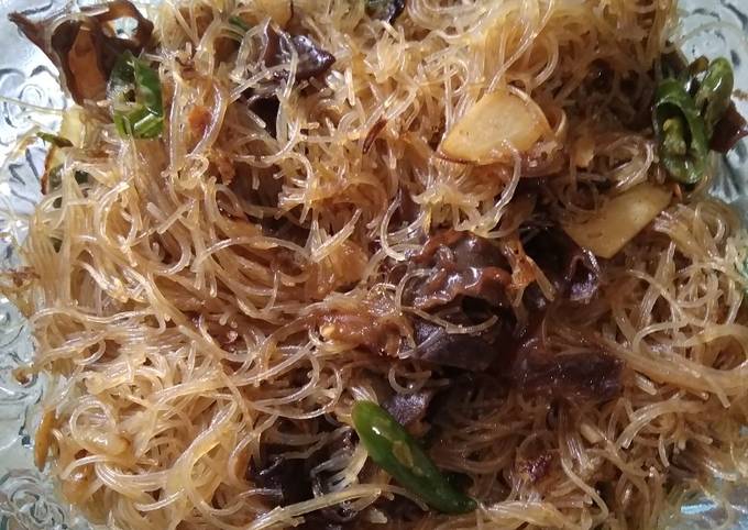 Bagaimana Menyiapkan Bihun cabe hijau jamur kuping yang Bikin Ngiler