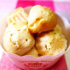 A picture of Strawberry Milk Mini Cakes for Cherry Blossom Viewing.