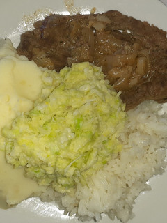 Una foto de Bistec con puré arroz y ensalada de repollo