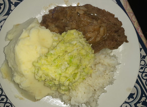 Una foto de Bistec con puré arroz y ensalada de repollo