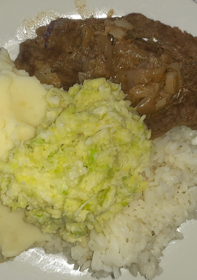 Una foto de Bistec con puré arroz y ensalada de repollo