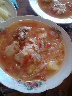 Una foto de Caldo de pollo con arroz... SALUDABLE😊