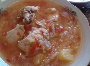 Una foto de Caldo de pollo con arroz... SALUDABLE😊