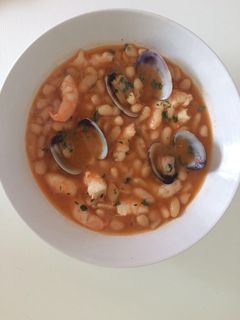 Una foto de Alubias blancas con almejas y langostinos