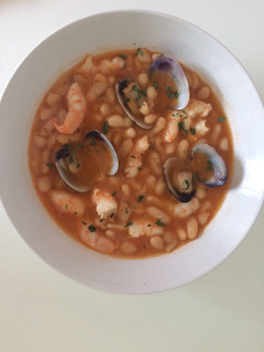 Una foto de Alubias blancas con almejas y langostinos