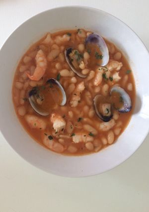 Una foto de Alubias blancas con almejas y langostinos
