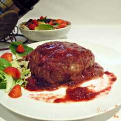 Una foto de Lomo con salsa de vino tinto y fresas