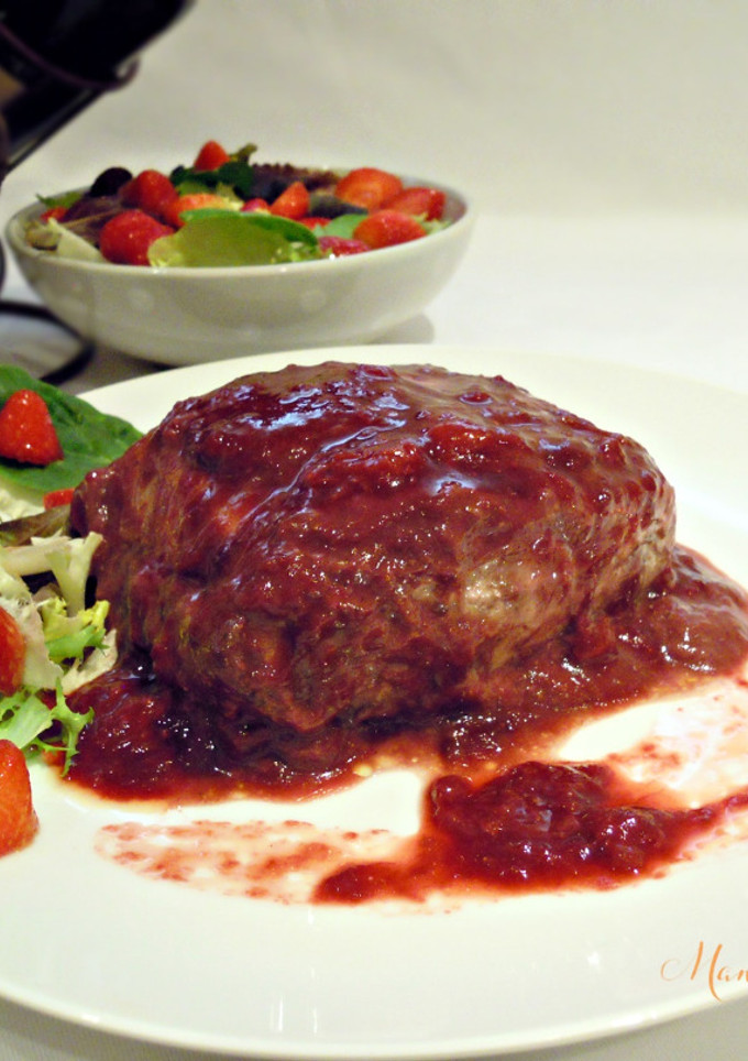 Una foto de Lomo con salsa de vino tinto y fresas