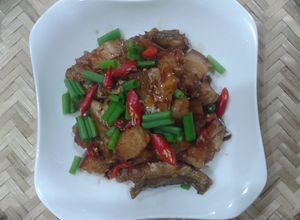 Hình của món Khô cá đù kho thịt ba chỉ.