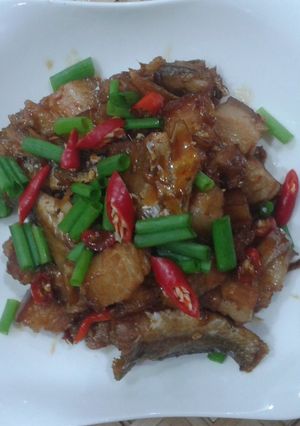 Hình của món Khô cá đù kho thịt ba chỉ.