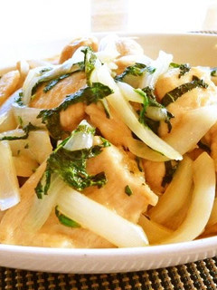 A picture of Stir-fried Chicken Breast and Shiso Leaf with Lemon Juice and Fish Sauce.